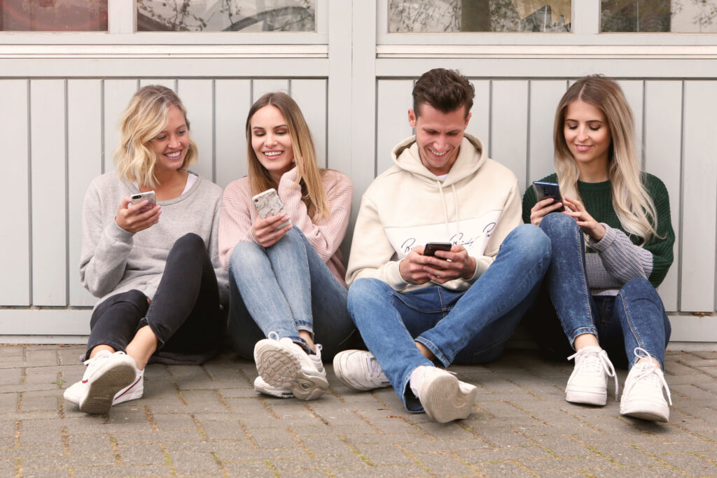 Gruppe von Menschen mit Smartphones